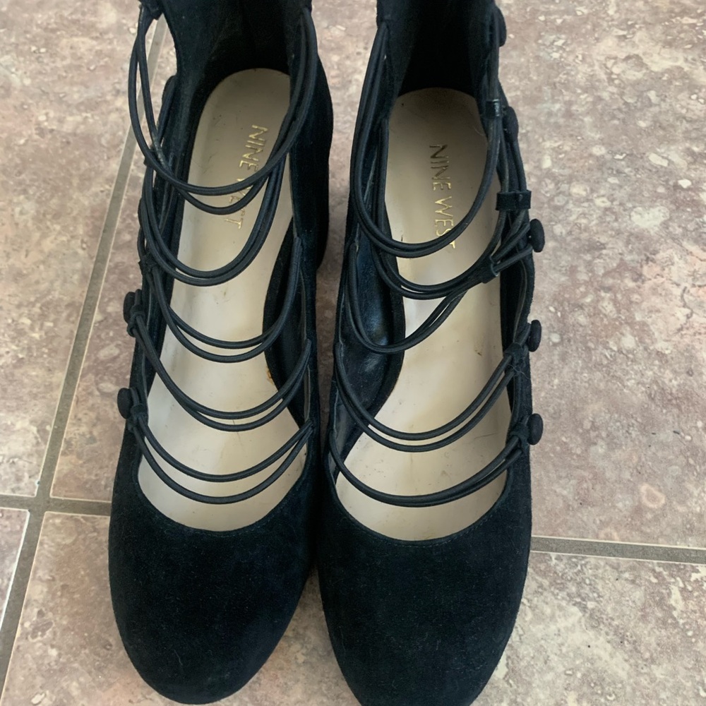 Nine West cris cross pattern block hill tip shoe in size 81/2M